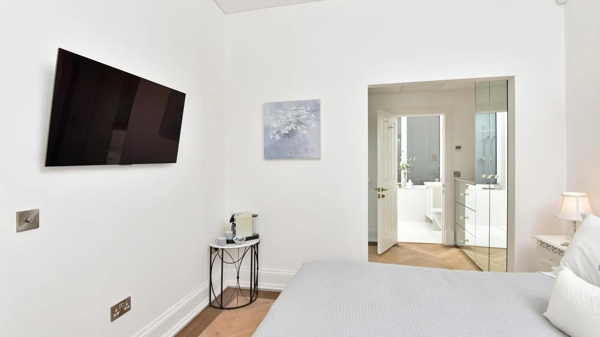 Guest house Apartment 1 24 Cathedral Yard Cathedral View Exeter